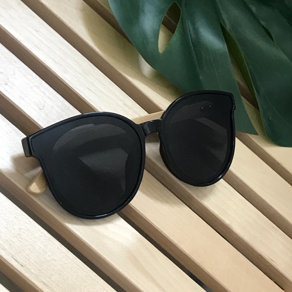 Oversized Polarized Bamboo Sunglasses in Black - Picture 2 of 3